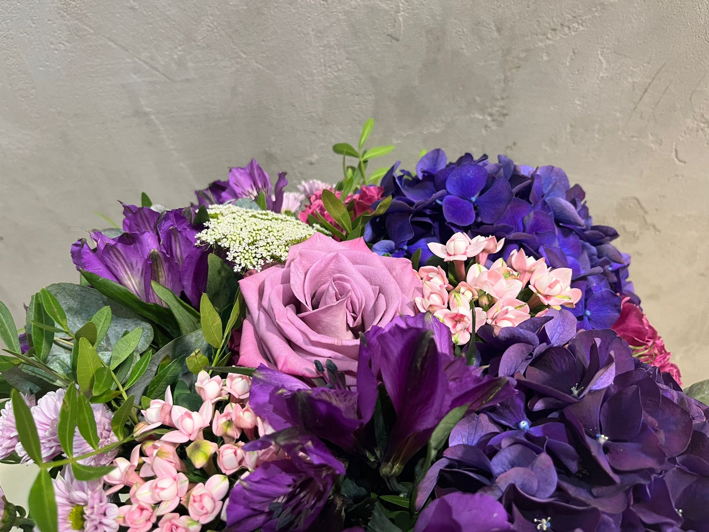 Fialová květinová elegance