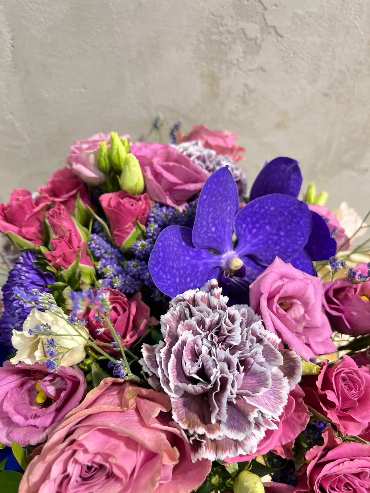 Štír - květinové aranžmá